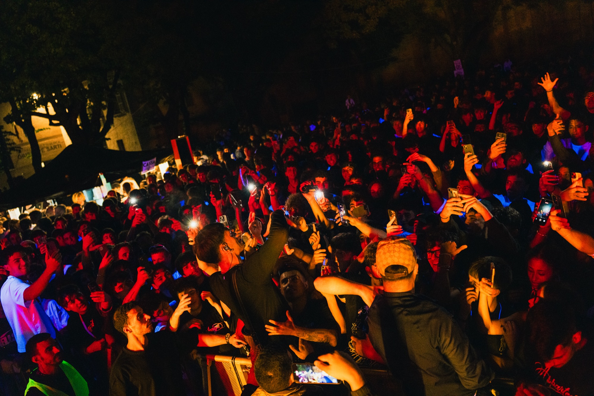 Folla sotto il palco